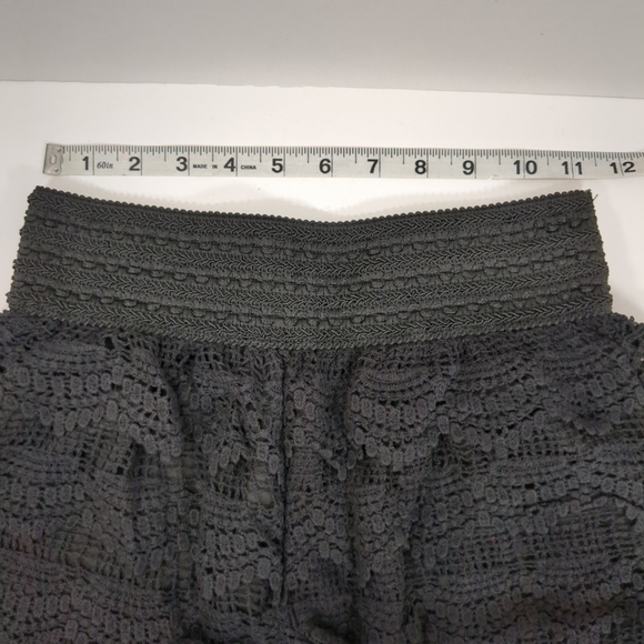 LA Class Cathleen Crochet Womans Black Shorts , NWT , Size - M - Picture 3 of 6